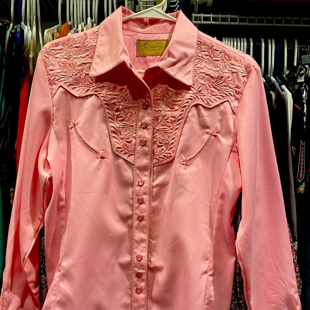 Scully medium pink ladies western pearl snap shirt.